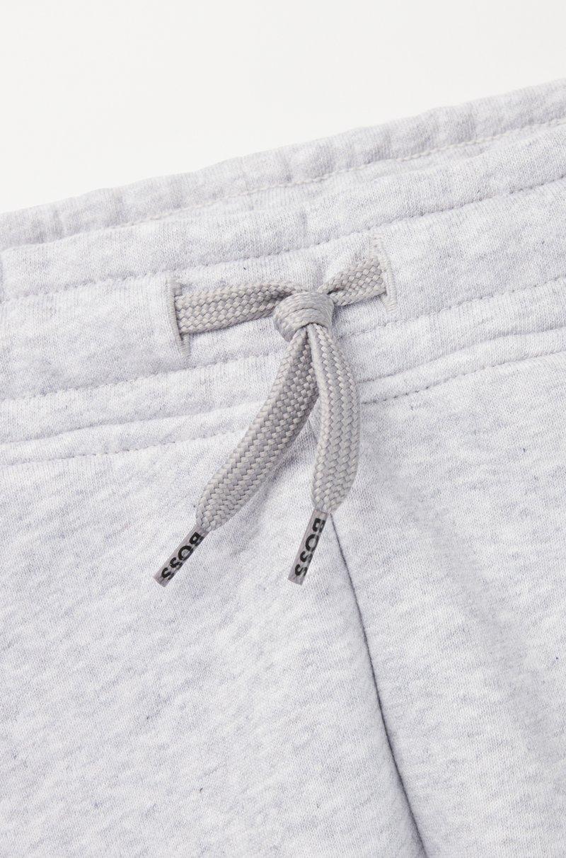 Hugo Boss Pantalones de chándal para niños en algodón con logo vertical estampado Última moda
